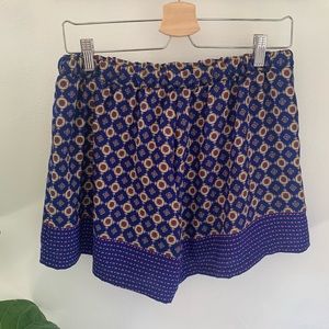 Francesca’s | NWT Patterned Pull Up Shorts -Large